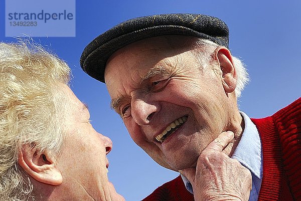 Alte Liebe  lachender Großvater und Großmutter vor blauem Himmel  Emmendingen  Baden-Württemberg  Deutschland  Europa