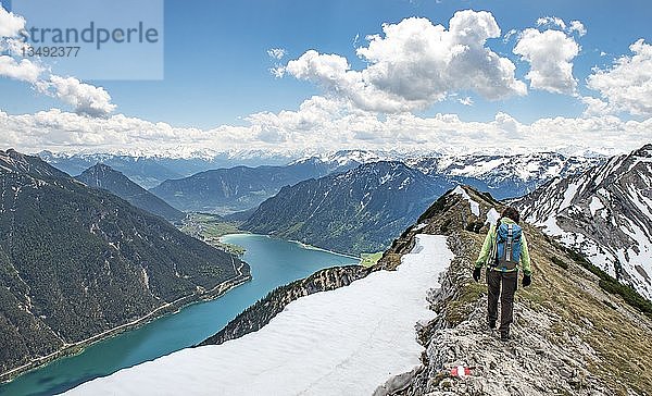 Wanderin auf Wanderweg  Übergang vom Seekarspitz zum Seebergspitz  Blick auf den Achensee  Tirol  Österreich  Europa