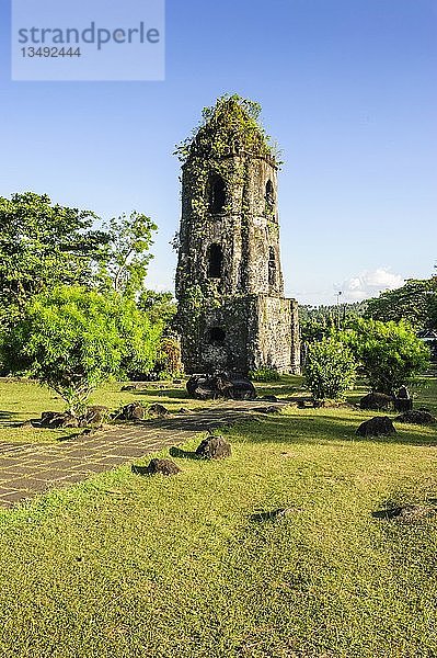 Cagsawa Ruinen vor dem Vulkan Mayon  Legazpi  Südliches Luzon  Philippinen  Asien
