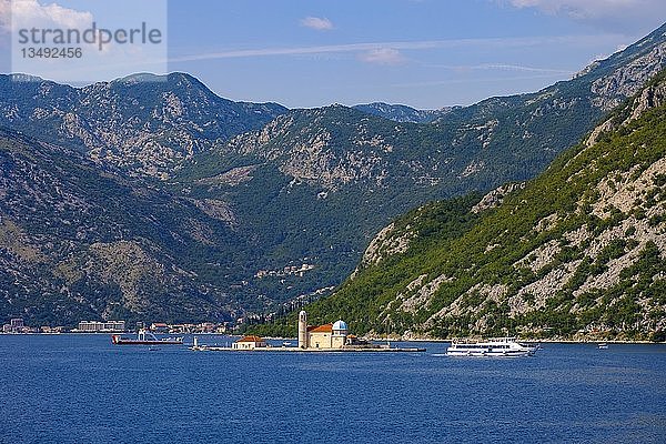 Insel Maria vom Felsen  Gospa od ?krpjela  hinter Risan  Bucht von Kotor  Montenegro  Europa