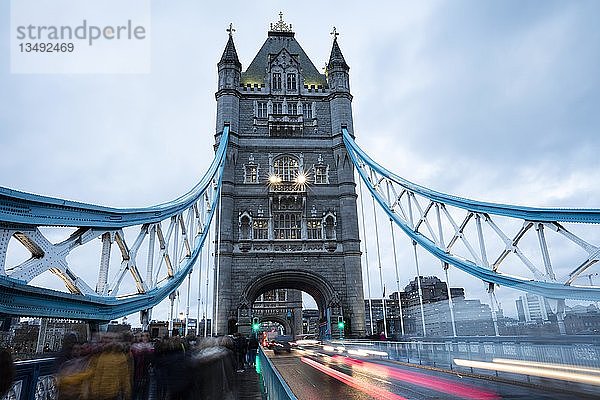 Tower Bridge  Abenddämmerung  London  England  Großbritannien
