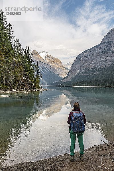 Wanderin überblickt den Kinney Lake  schneebedeckte Berge im Hintergrund  Whitehorn Mountain  British Columbia  Kanada  Nordamerika