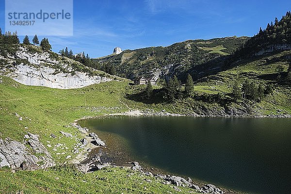 Faehlensee  auf 1446m  und das Berghaus Bollenwees  Kanton Appenzell Innerrhoden  Schweiz  Europa