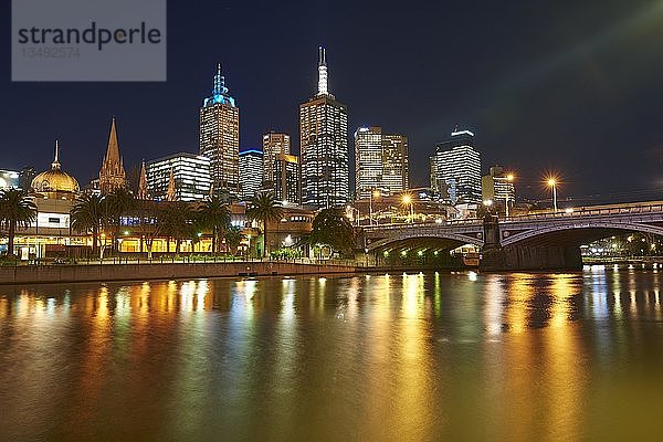 Stadtzentrum  Skyline  Wolkenkratzer am Yarra Fluss bei Nacht  Melbourne  Victoria  Australien  Ozeanien