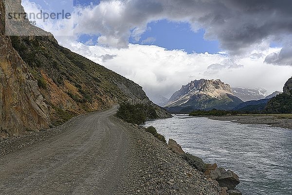 Straße zum Lago del Desierto am Rio de las Vueltas  bei El Chalten  Patagonien  Argentinien  Südamerika