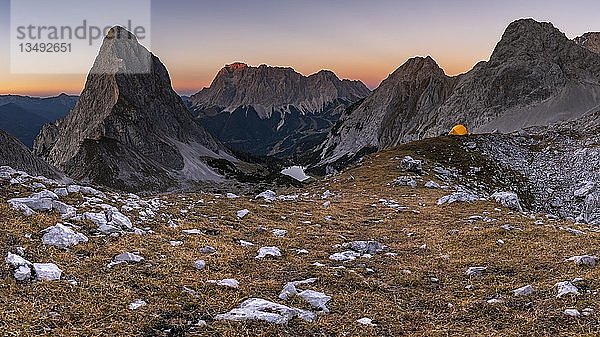 Gipfel der Sonnenspitze und Zelt mit Zugspitze im Hintergrund im Abendlicht  Ehrwald  AuÃŸerfern  Tirol  Österreich  Europa