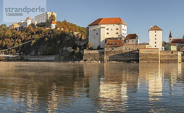 Blick über die Donau zur Veste Oberhaus und Niederhaus  Passau  Niederbayern  Bayern  Deutschland  Europa