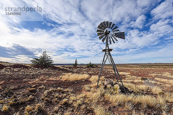 Pampa mit alter Windmühle auf einem Bauernhof im Nationalpark Bosques Petrificados de Jaramillo  Patagonien  Argentinien  Südamerika