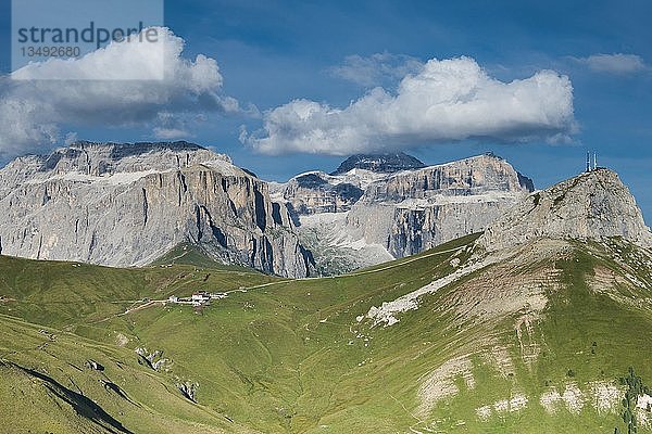 Dolomiten  Sellagruppe  Col Rodella  Piz Sella  Rifugio Friedrich August  Fassatal  Luftaufnahme  Region Trentino  Canazei  Campitello  Italien  Europa