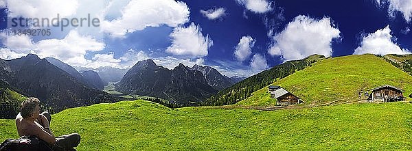 Wanderer  Panoramablick auf eine grüne Alm vor einem tiefblauen Himmel  Ahornboden  Tirol  Österreich  Europa