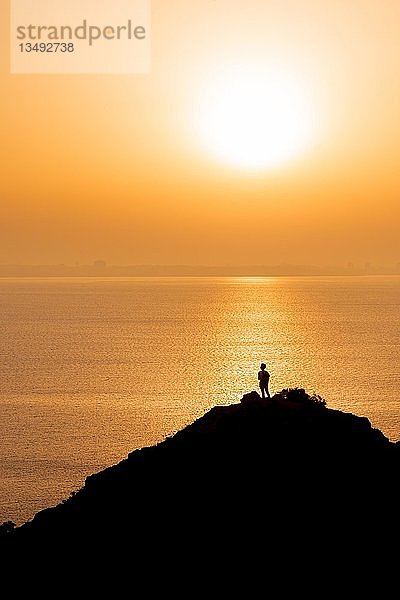 Sonnenuntergang  Felsen im Meer  Algarve Felsenküste  Ponta da Piedade  Lagos  Portugal  Europa