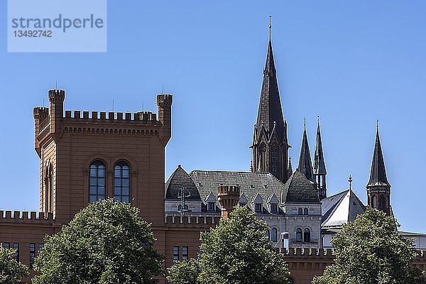 Türme der neugotischen St. Paulskirche  linker Turm des Innenministeriums  Schwerin  Mecklenburg-Vorpommern  Deutschland  Europa