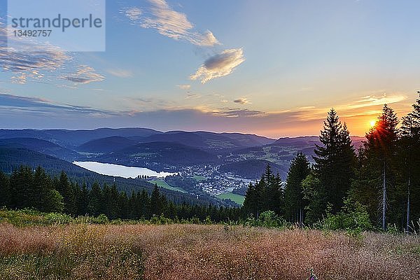 Blick vom Hochfirst zum Titisee und Feldberg bei Sonnenuntergang  Neustadt  Schwarzwald  Baden-WÃ¼rttemberg  Deutschland  Europa