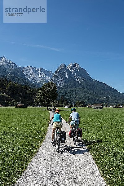 Radfahrer auf Radtour  Radweg mit Mountainbike  hinter der Zugspitze  Tegernauweg  bei Grainau  Überquerung der Alpen  Garmisch-Partenkirchen  Oberbayern  Bayern  Deutschland  Europa