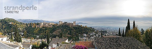 Panoramablick auf die Alhambra  im Hintergrund die Sierra Nevada  Granada  Andalusien  Spanien  Europa