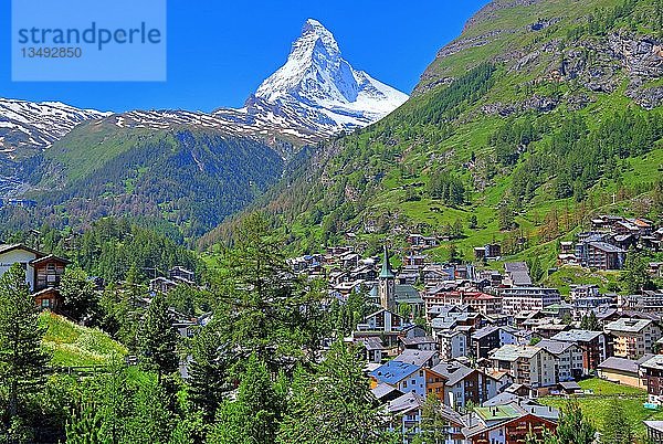 Blick auf das Dorf mit Matterhorn 4478m  Zermatt  Mattertal  Wallis  Schweiz  Europa