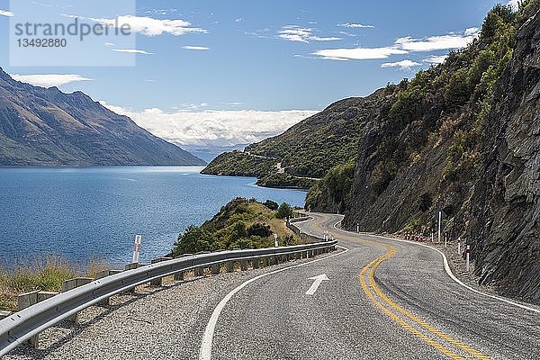 Kurvenreiche Straße nach Queenstown am Lake Wakatipu  Devil's Staircase  Otago  Südinsel  Neuseeland  Ozeanien