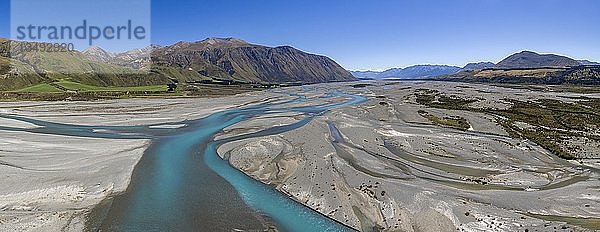 Drohnenaufnahme  mäandernder Rakaia River  türkisfarbener Fluss in weitläufigem Flussbett mit Bergen  Region Canterbury  Südinsel  Neuseeland  Ozeanien