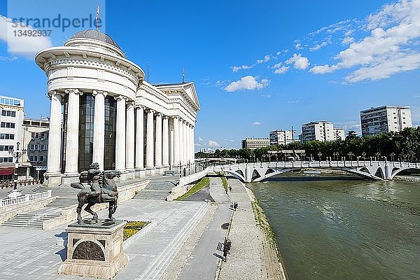 Archäologisches Museum von Mazedonien  Platz des Karposh-Aufstandes mit Karposh-Reiterstatue  Skopje  Mazedonien  Europa