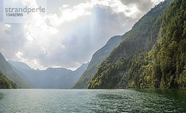 Königsee  Berglandschaft mit bewölktem Himmel  Nationalpark Berchtesgaden  Berchtesgadener Land  Oberbayern  Bayern  Deutschland  Europa