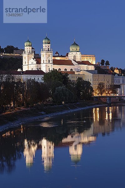 Blick über den Inn auf den Stephansdom und die Veste Oberhaus  Passau  Niederbayern  Bayern  Deutschland  Europa