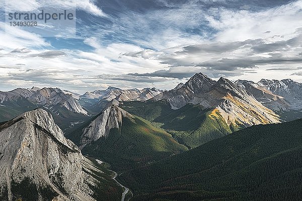 Panoramablick auf Berglandschaft  Gipfel mit orangefarbenen Schwefelablagerungen  unberührte Natur  Schwefelsilhouette  Jasper National Park  British Columbia  Kanada  Nordamerika