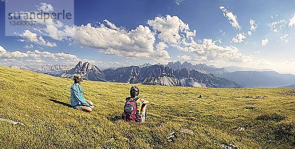 Wanderer auf der Aferer Alm am Plosen  mit Blick auf die Aferer Geisler Gruppe und den Peitlerkofel  Würzjochkamm  Villnösstal  Dolomiten  Provinz Bozen  Italien  Europa