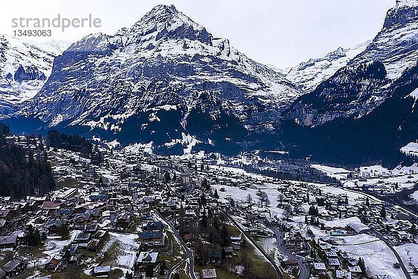 Stadtansicht Grindelwald bei bedecktem Wetter  Wetterhorn  Interlaken-Oberhasli  Berner Oberland  Konton Bern  Schweiz  Europa