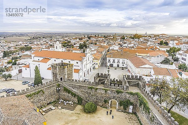 Stadtbild mit Burg  Beja  Alentejo  Portugal  Europa