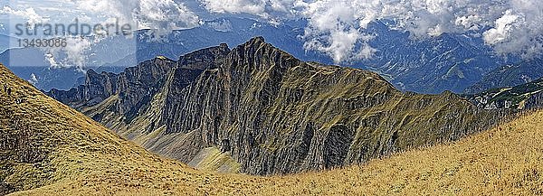 Bergkette Dalfazer WÃ¤nde im Rofangebirge  Blick vom Gipfel des Hochiss  Achensee  Tirol  Ã-sterreich  Europa