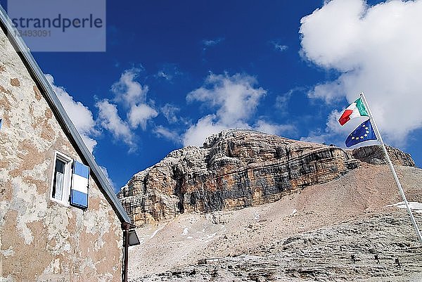 Der Gipfel des Piz Boe mit der Bamberger Hütte und der europäischen und italienischen Flagge  Sellamassiv  Sellajoch  Provinz Bozen  Italien  Europa