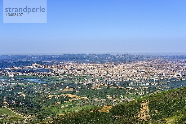 Blick über Tirana von der Bergstraße zum Berg Dajti  Nationalpark Dajti  Qark Tirana  Albanien  Europa