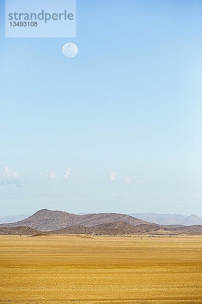 Karge Landschaft mit Bergen und Vollmond  bei Ganab  Namib-Naukluft-Nationalpark  nordöstlicher Teil  Erongo-Region  Namibia  Afrika
