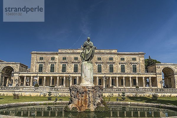 Hadriansskulptur vor dem Palast des Heiligen Michael und des Heiligen Georg  Museum für asiatische Kunst  Korfu-Stadt  Insel Korfu  Griechenland  Europa