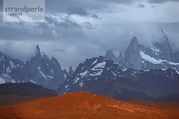 Fitz Roy und Cerro Torre  Bergketten in den Anden bei El Chaltén  Nationalpark Los Glaciares  Patagonien  Argentinien  Südamerika