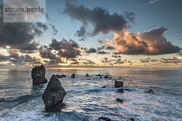 Felsen im Meer  Wolkenhimmel bei Sonnenuntergang  Greymouth  Westküste  Südinsel  Neuseeland  Ozeanien