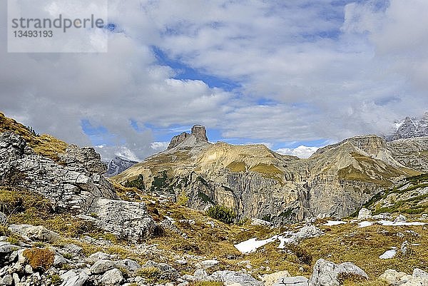 Berglandschaft  Blick auf die Sextner Dolomiten  in der Mitte der Schwabenalpenkopf 2687 m  Dolomitenhöhenweg 105  Sextner Dolomiten  Provinz Südtirol  Südtirol  Italien  Europa