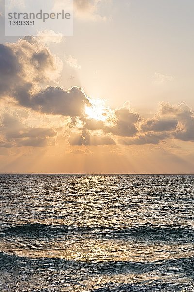 Sonnenuntergang über dem Meer  Wolken mit Sonnenstrahlen  Tel Aviv  Israel  Asien