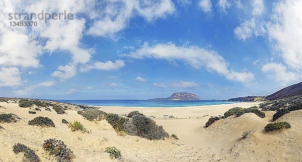 Dünenlandschaft  Playa de las Conchas mit Vulkan Monte Bermeja  Insel Monta Clara im Hintergrund  La Graciosa  Lanzarote  Kanarische Inseln  Spanien  Europa