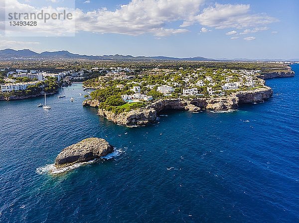 Luftaufnahme  Punta des Jonc und Bucht Cala Marcal mit Villen und Yachten  Portocolom  Region Felanix  Mallorca  Balearen  Spanien  Europa