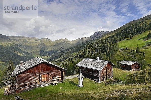 Karmelisenalm mit Gedenksäule an den Ersten Weltkrieg  Villgratental  Osttirol  Österreich  Europa