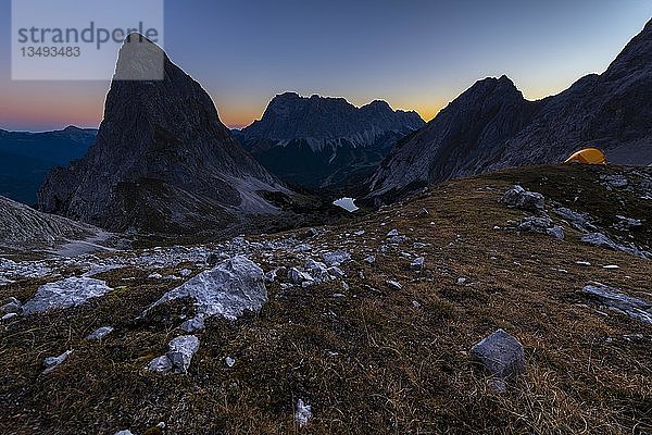 Gipfel der Sonnenspitze mit Zelt und Zugspitze im Hintergrund zur blauen Stunde  Ehrwald  AuÃŸerfern  Tirol  Österreich  Europa