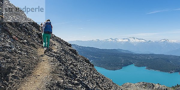 Blick vom Panorama Ridge Wanderweg  Wanderer am Garibaldi See  Turquoise Glacial Lake  Guard Mountain und Deception Peak  Garibaldi Provincial Park  British Columbia  Kanada  Nordamerika