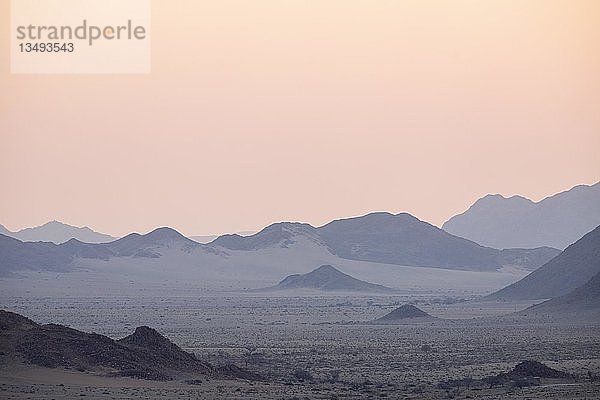 Sonnenuntergang über den Bergen der Namib-Wüste  Sesriem  Namibia  Afrika