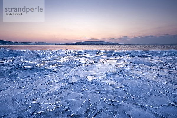 Gestapelte Eisplatten am Ufer der Insel Reichenau  Bodensee  Landkreis Konstanz  Baden-Württemberg  Deutschland  Europa