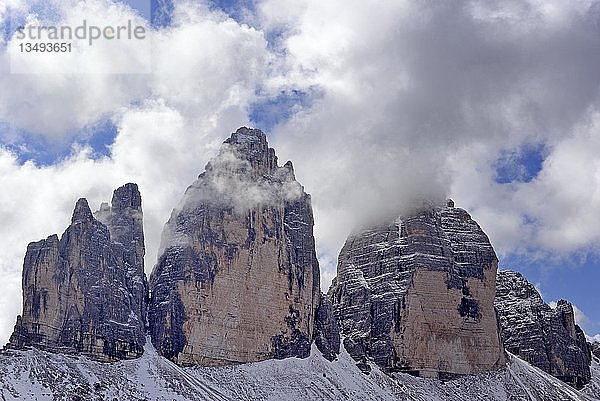 Drei Gipfel der Lavaredo Nordwand mit tiefen Wolken  blauer Himmel  Sextner Dolomiten  Provinz Südtirol  Südtirol  Italien  Europa