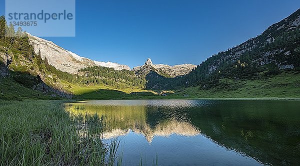 Schottmalhorn spiegelt sich im Funtensee bei Sonnenuntergang  Steinernes Meer  Nationalpark Berchtesgaden  Bayern  Deutschland  Europa