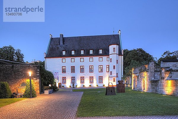 Deutschherrenhaus in der Abenddämmerung  Koblenz  Rheinland Pfalz  Deutschland  Europa