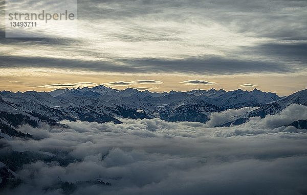 Blick von Hochbrixen Ã?ber Brixen im Thale  zum Alpenhauptkamm mit GroÃŸvenediger  Tirol  Ã-sterreich  Europa