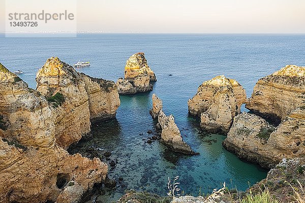 Ponta da Piedade  zerklüftete Felsenküste aus Sandstein  Felsformationen im Meer  Algarve  Lagos  Portugal  Europa